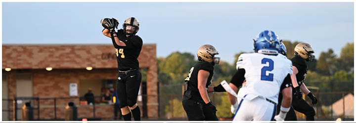 A group of football players on a field. Description generated by AI