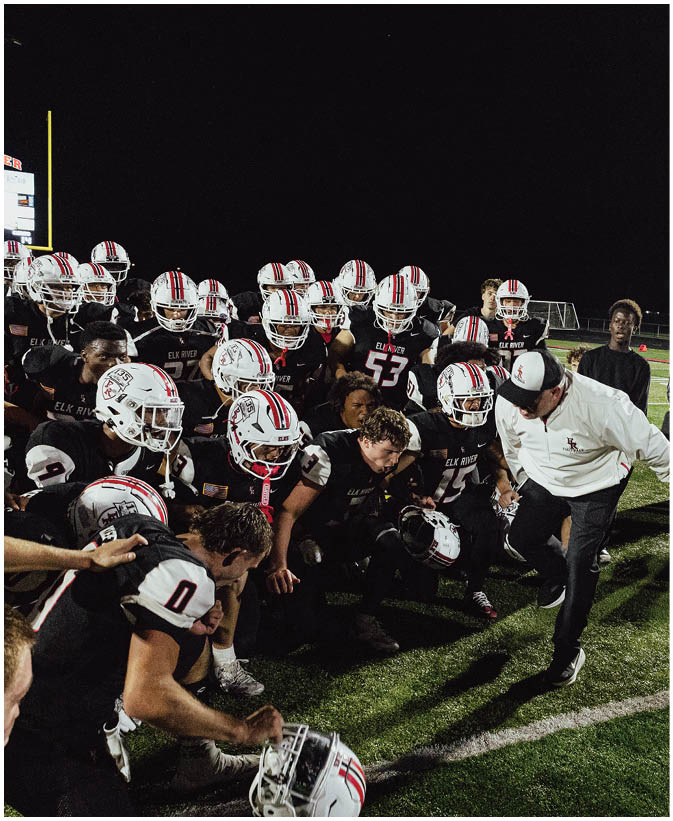 A group of football players on a field. Description generated by AI