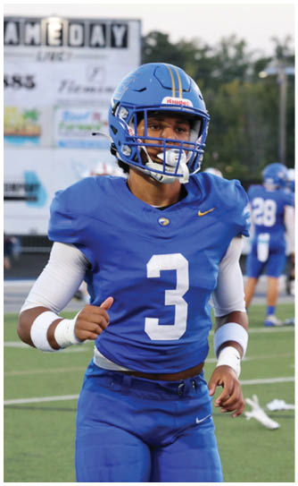 A football player catching a ball. Description generated by AI