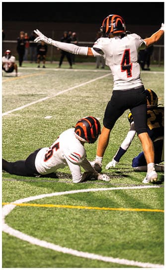 A football player catching a ball. Description generated by AI