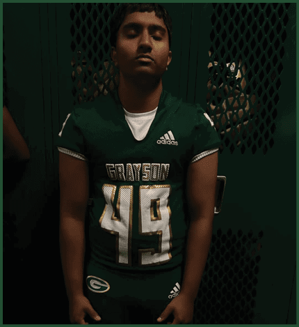 A football player catching a ball. Description generated by AI