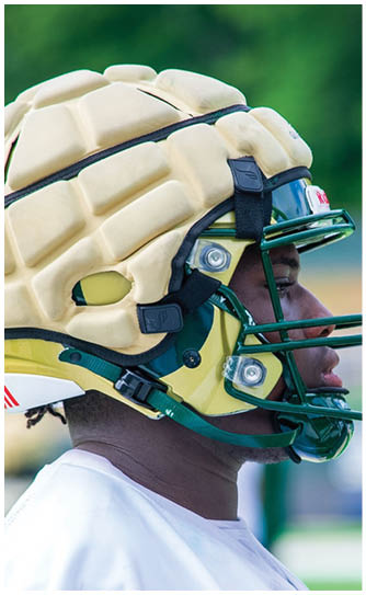 A football player catching a ball. Description generated by AI