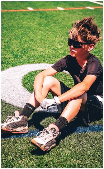 A football player catching a ball. Description generated by AI