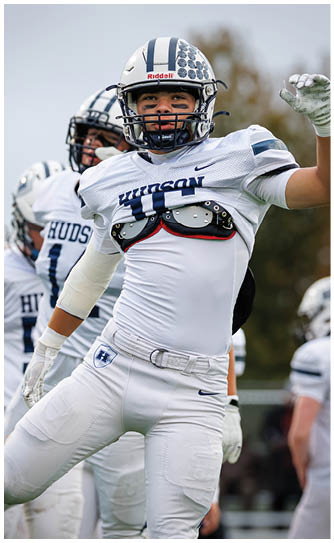 A football player catching a ball. Description generated by AI
