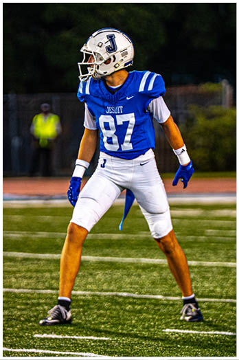 A football player catching a ball. Description generated by AI