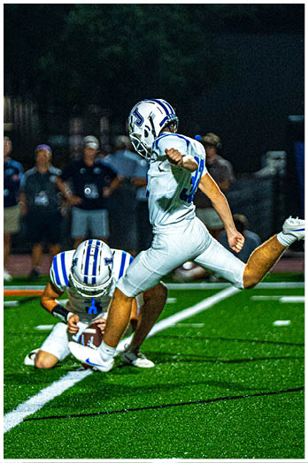 A football player catching a ball. Description generated by AI
