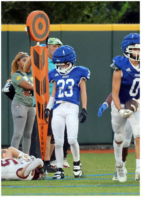 A football player catching a ball. Description generated by AI
