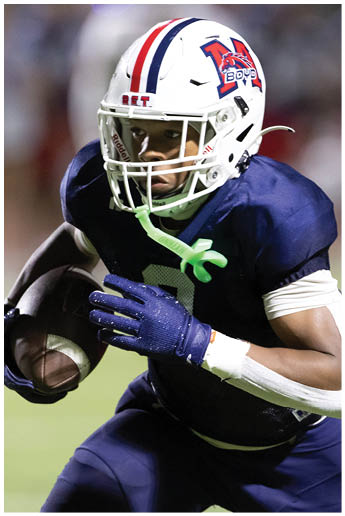 A football player catching a ball. Description generated by AI