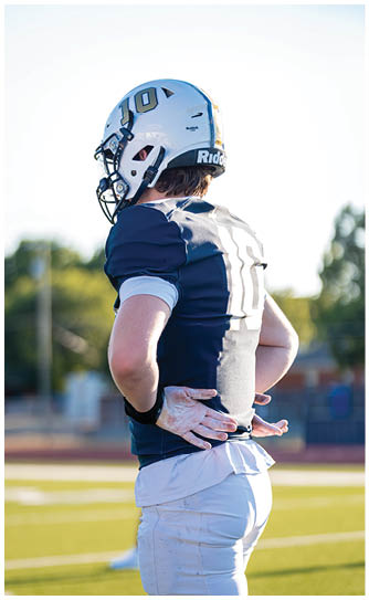 A football player catching a ball. Description generated by AI