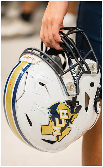 A football player catching a ball. Description generated by AI