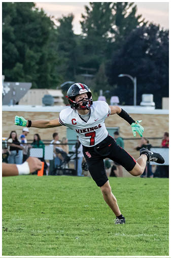 A man wearing a football uniform with the number 7 on it. Description generated by AI