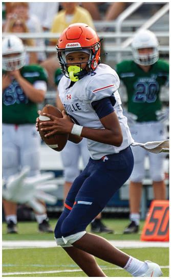 A football player catching a ball. Description generated by AI