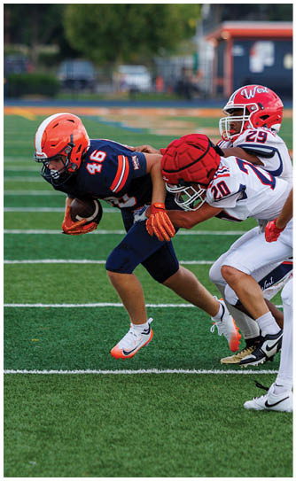 A football player catching a ball. Description generated by AI