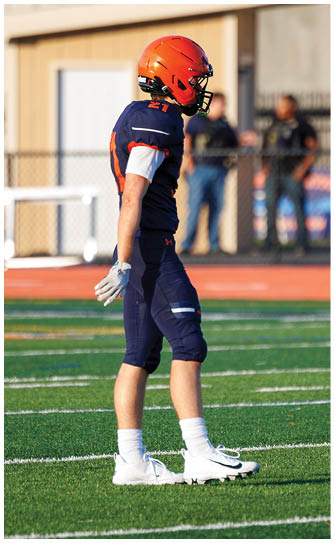 A football player catching a ball. Description generated by AI