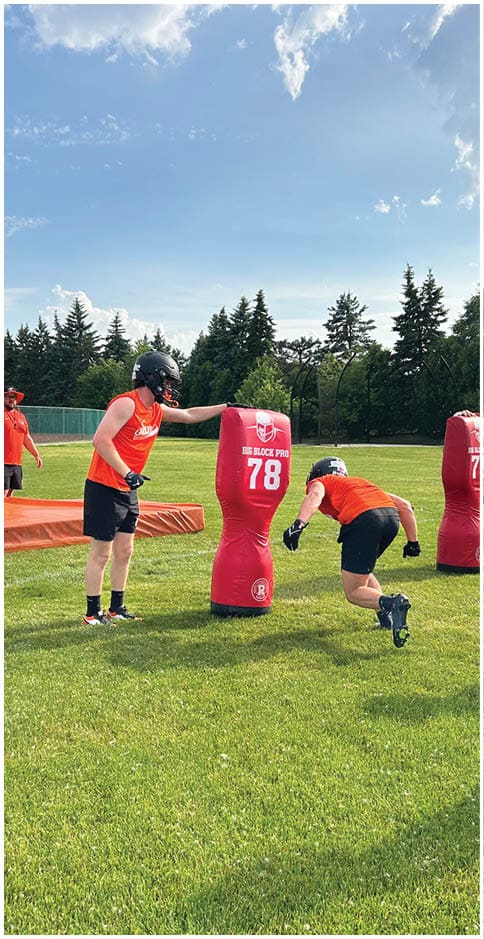 A football player catching a ball. Description generated by AI