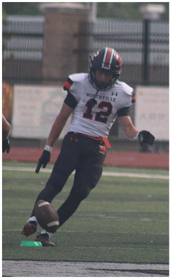 A football player catching a ball. Description generated by AI