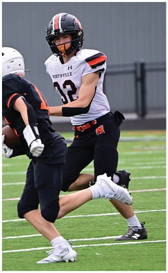 A football player catching a ball. Description generated by AI