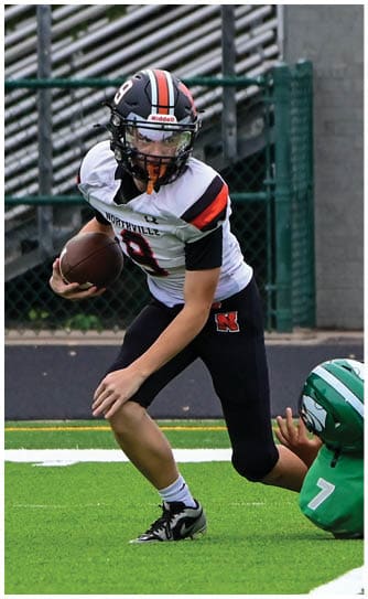 A football player catching a ball. Description generated by AI
