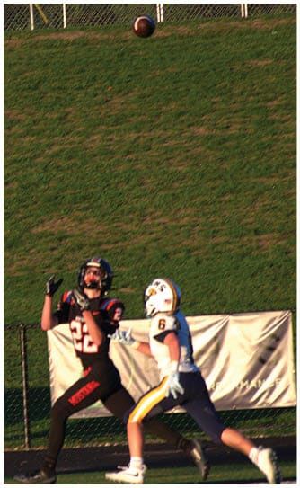 A football player catching a ball. Description generated by AI