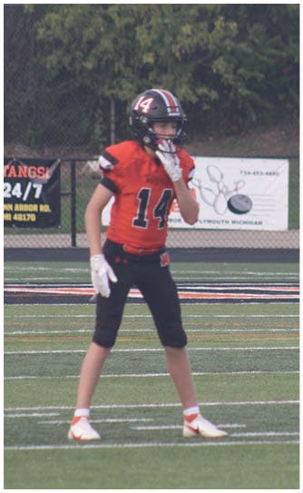 A football player catching a ball. Description generated by AI