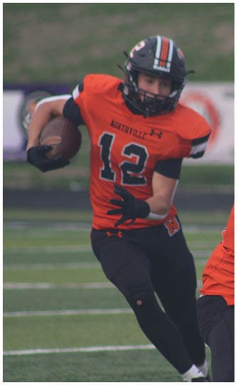 A football player catching a ball. Description generated by AI