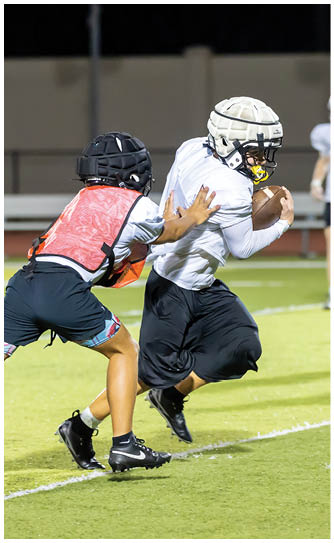A football player catching a ball. Description generated by AI