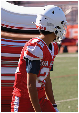 A football player catching a ball. Description generated by AI