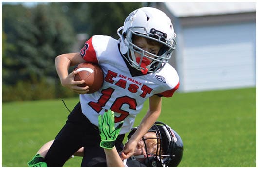 A football player catching a ball. Description generated by AI