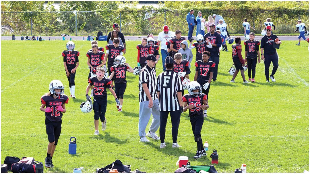 A football player catching a ball. Description generated by AI