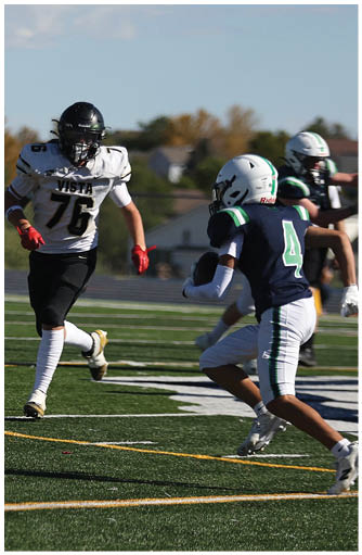 A football player catching a ball. Description generated by AI