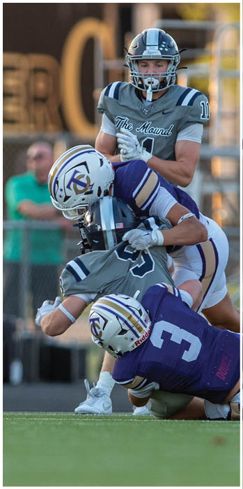 Two football players celebrating on the field. Description generated by AI