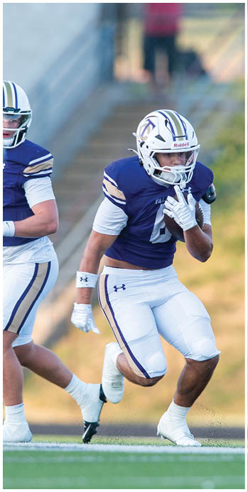 Two football players celebrating on the field. Description generated by AI