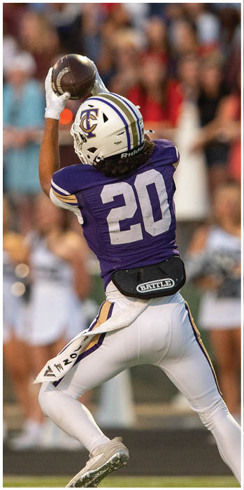 Two football players celebrating on the field. Description generated by AI
