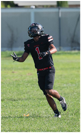 A football player catching a ball. Description generated by AI