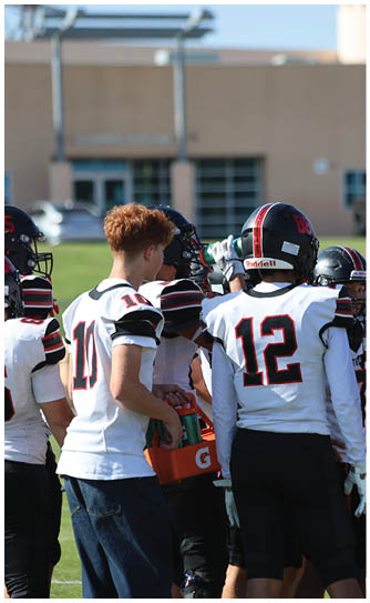 A football player catching a ball. Description generated by AI