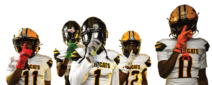 Five people wearing football uniforms and helmets stand in a row against a yellow backdrop, each holding one finger to their lips in a shushing gesture. Descripci n generada con IA