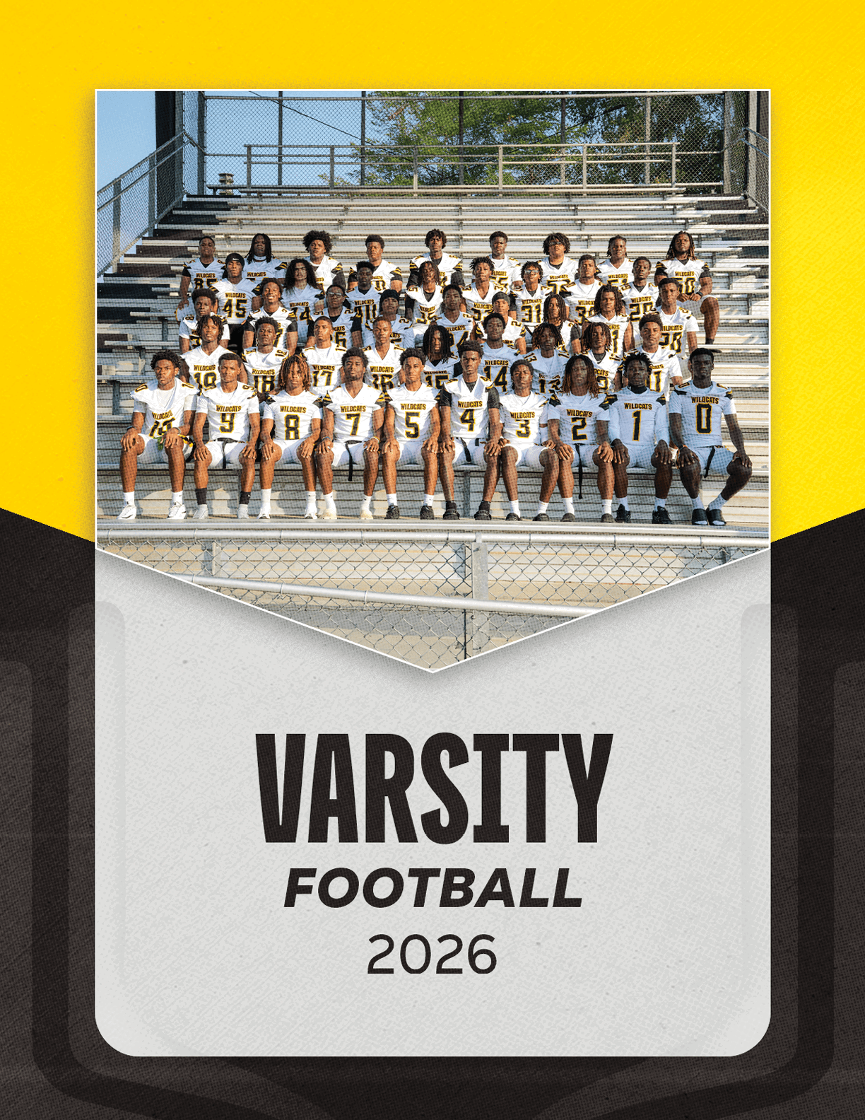 A group of people wearing football uniforms is seated on bleachers with the text varsity football 2026 below them on a yellow and black background. Descripci n generada con IA