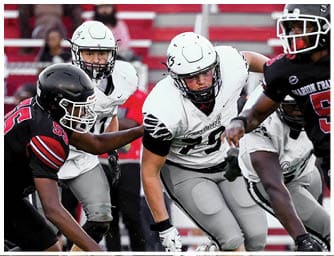 People in football uniforms are actively running and competing on a grassy field during a game. Descripci n generada con IA