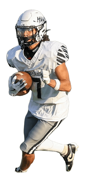 Person wearing a white football uniform and helmet is running on a grassy field while holding a football. Descripci n generada con IA