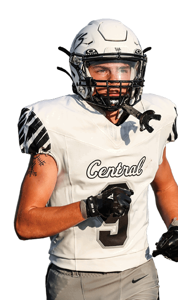 A person wearing a white football helmet and uniform with the number 3 is running on a grassy field. Descripci n generada con IA