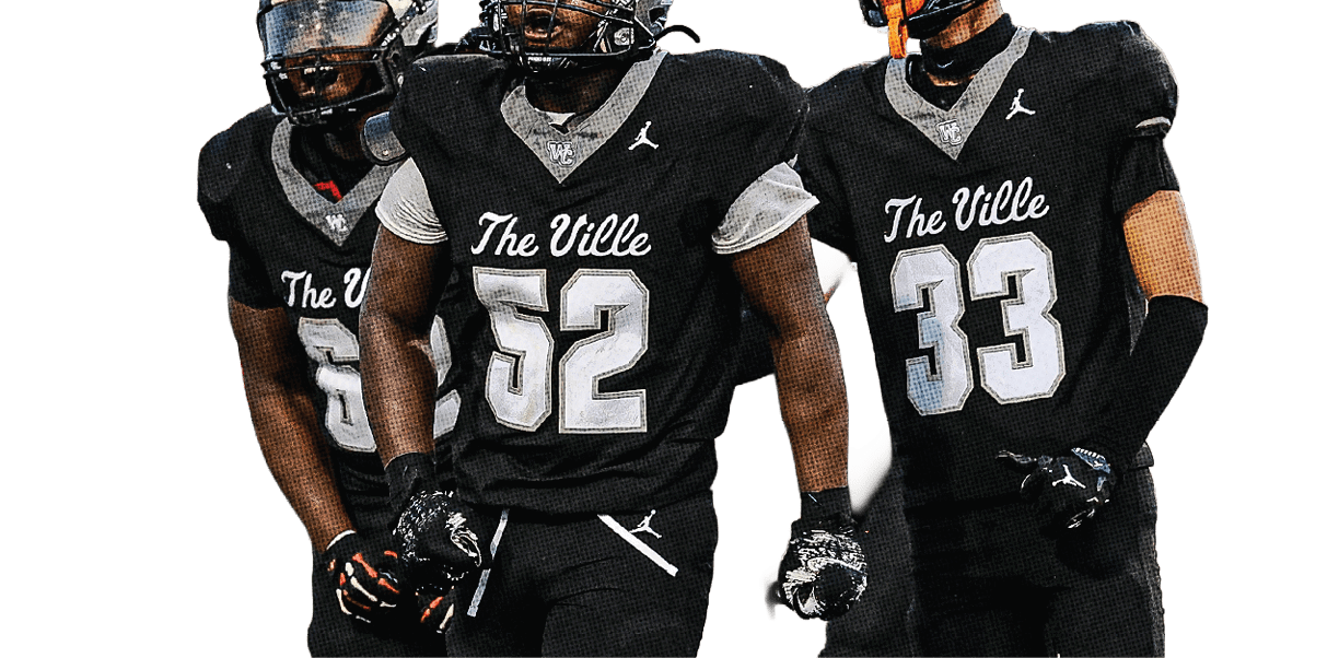 Three people wearing black football uniforms with helmets are walking on a green field during a game. Descripci n generada con IA