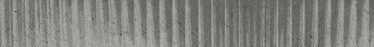 A close-up view of a textured surface with vertical ridges and a weathered, grayish appearance. Descripci n generada con IA