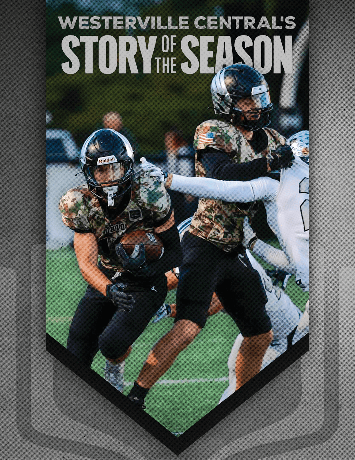 Two people in camouflage football uniforms and helmets are actively playing on a green field with one holding a football and the other extending an arm to block an opponent in white. Descripci n generada con IA