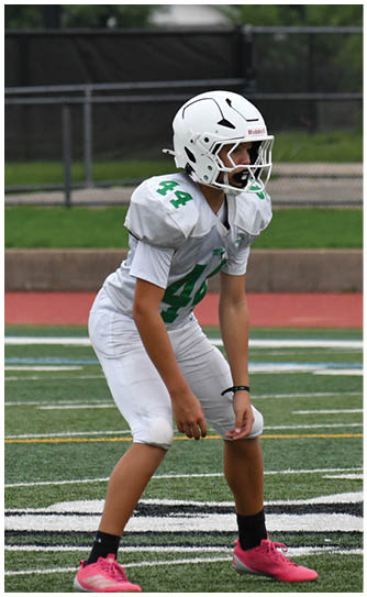 A football player catching a ball. Description generated by AI