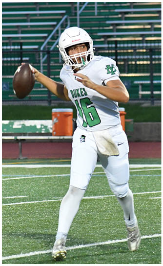 A football player catching a ball. Description generated by AI