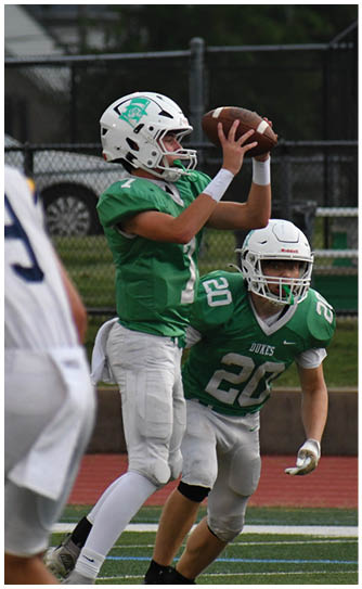 A football player catching a ball. Description generated by AI