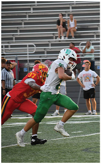 A football player catching a ball. Description generated by AI