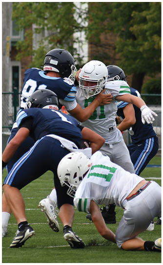 A football player catching a ball. Description generated by AI