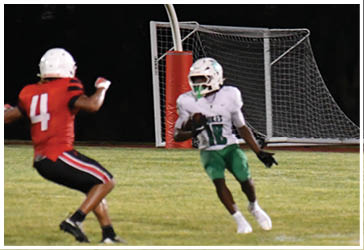 Two football players celebrating on the field. Description generated by AI