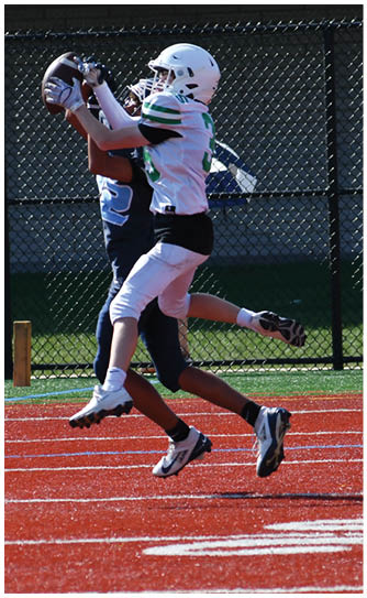 A football player catching a ball. Description generated by AI